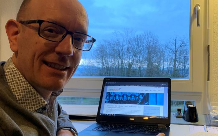 Homem E Mulher Discutindo E Compartilhando Ideias · Foto profissional ...